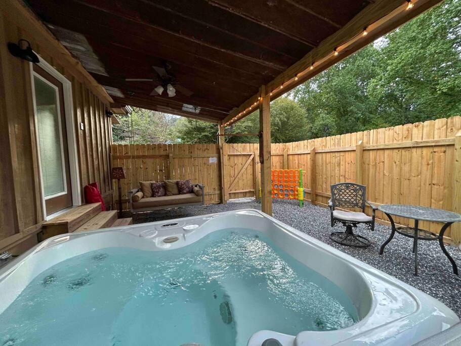 Blissful Nook Tiny Home ~ Cozy Retreat W/ Hot Tub; Near Town And Deep Creek Bryson City Exterior photo